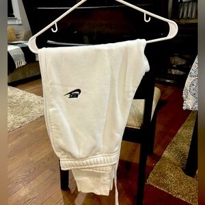 White Nike jogger men’s large never worn perfect condition